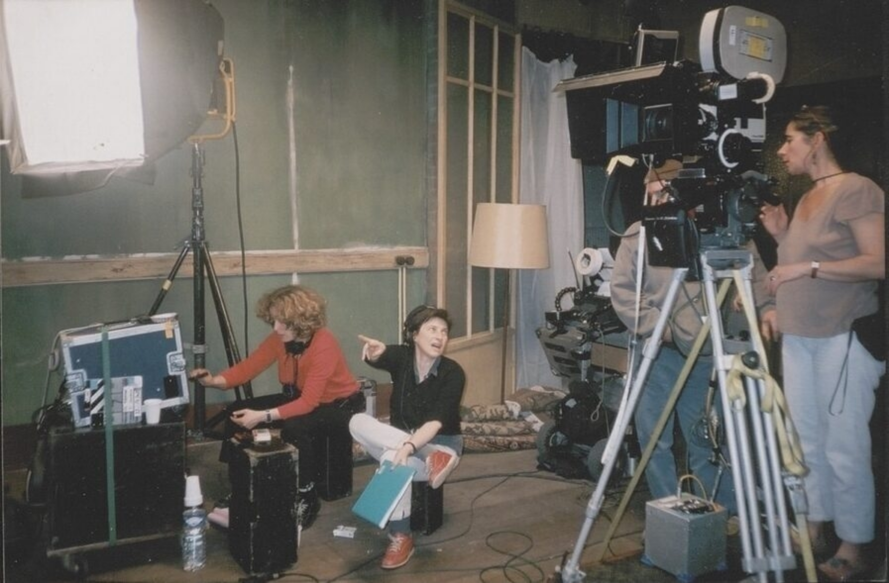 Chantal Akerman (milieu) et Sabine Lancelin (droite) pendant le tournage de <strong>Demain on déménage</strong>. 